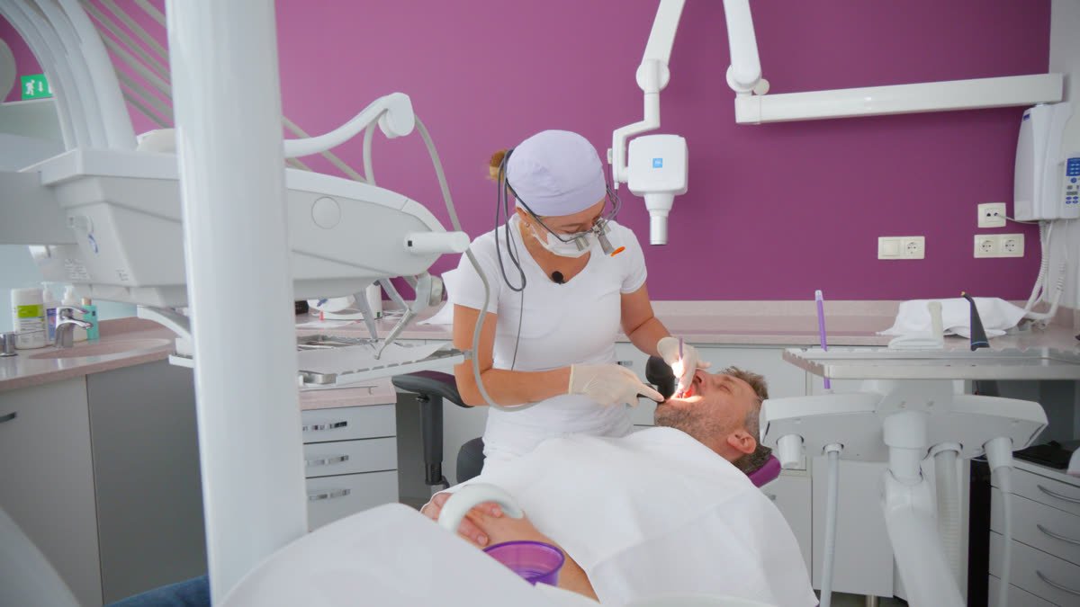 Ordinacija Floss — zobozdravnica med pregledom